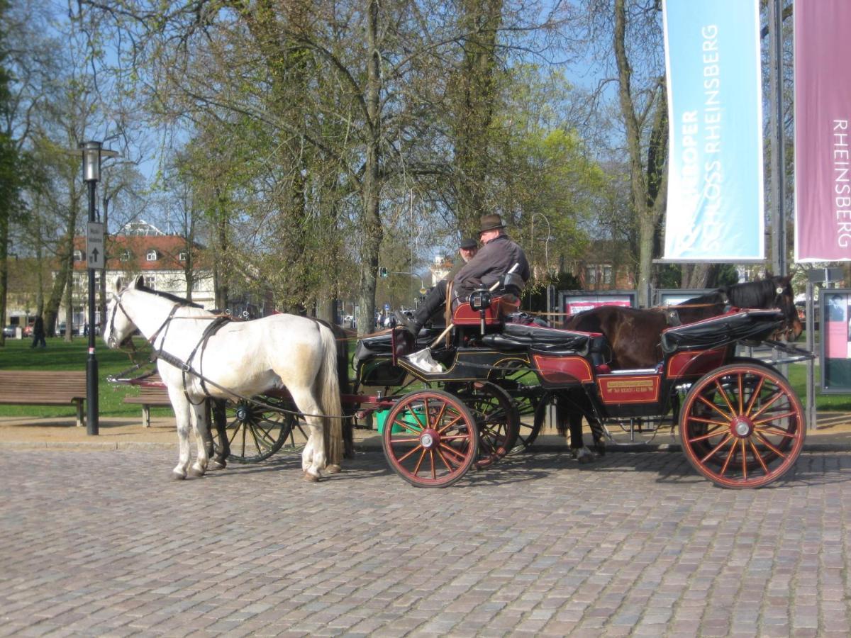 Loggiahaus Am Schloss, 5 Ferienwohnungen, Teils Mit Schloss- Und Seeblick Rheinsberg Buitenkant foto